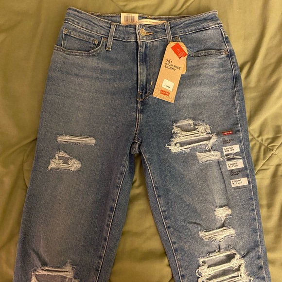NWT Levi Jeans - Picture 3 of 4